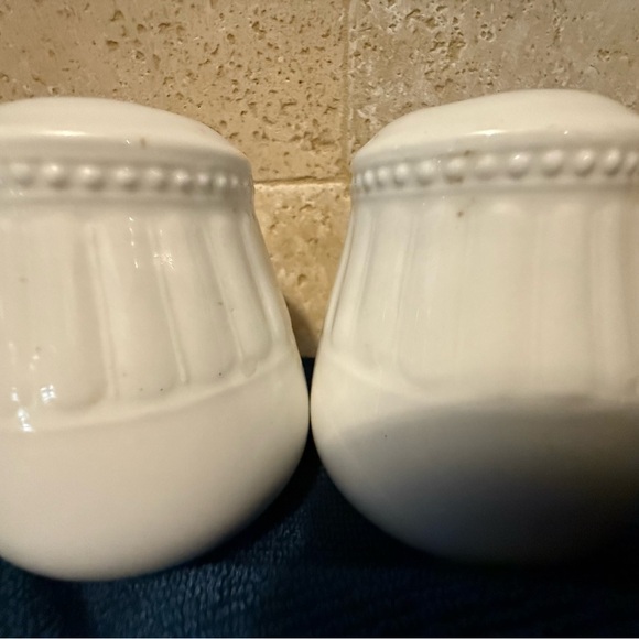 Athena Ariel by ONEIDA Salt and Pepper Shaker. Vintage, discontinued item. - Picture 2 of 4